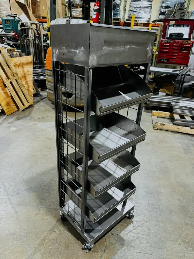 Mobile tray merchandiser with gridwall sides
